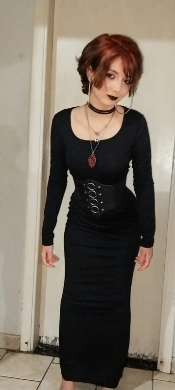 Customer photo review of Robe Laura – Robe longue moulante à manches longues et col carré