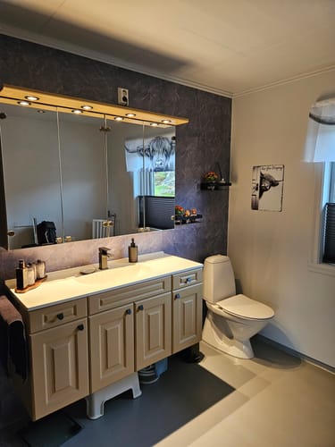 Customer's Firenze selvklebende fliser installed on a bathroom wall with grey marble design.