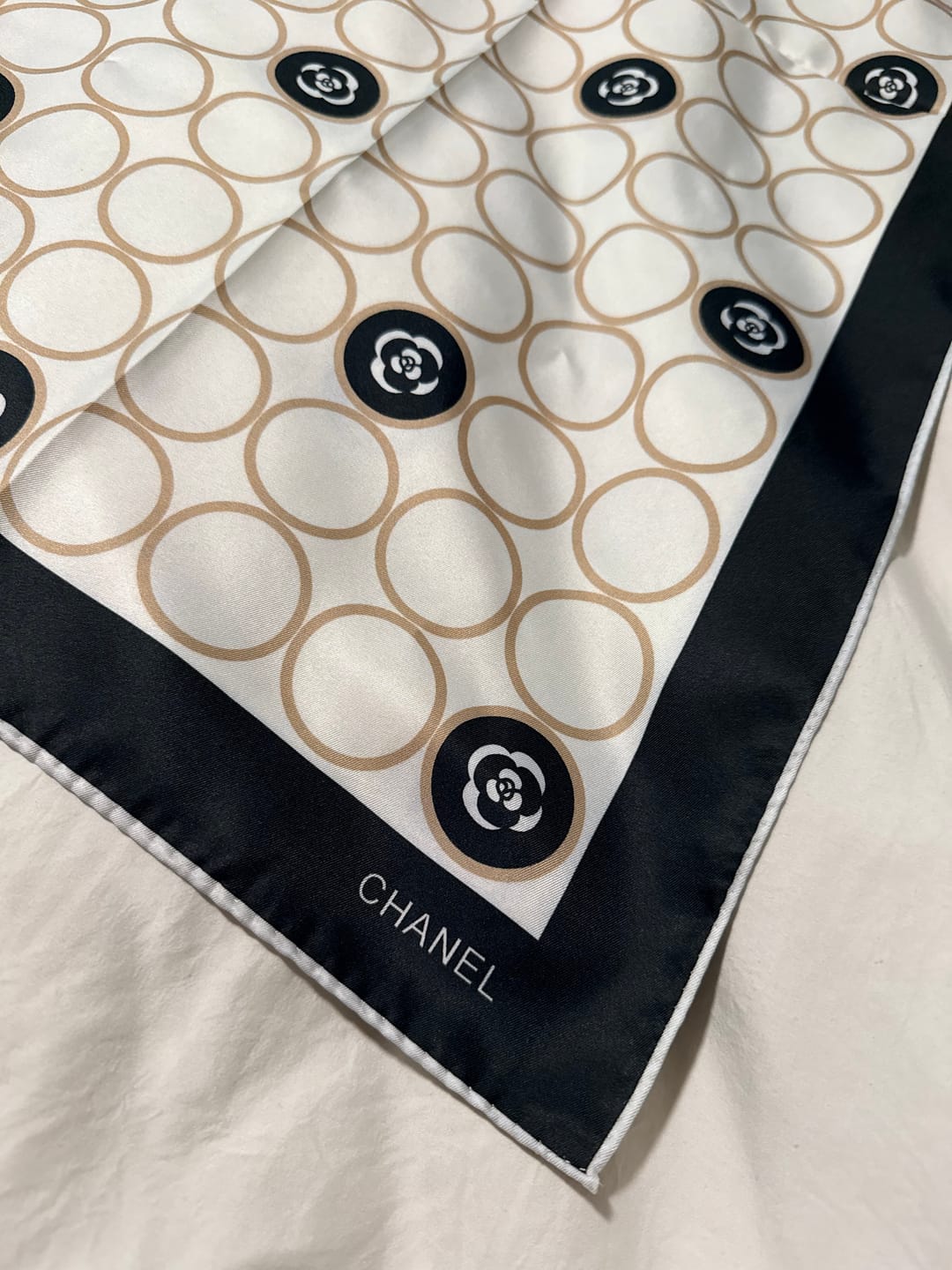 Customer photo review of CC Square Scarf 90 CM In White Beige Mix Black Silk Twill  350414