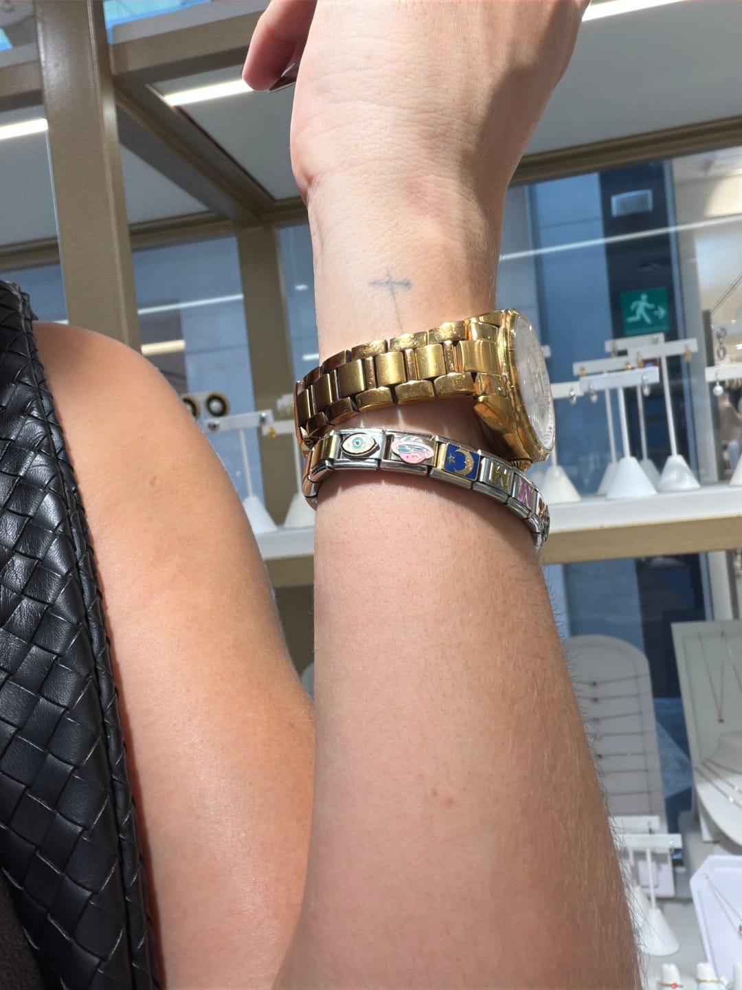 Customer photo review of Charm Inicial Rosa