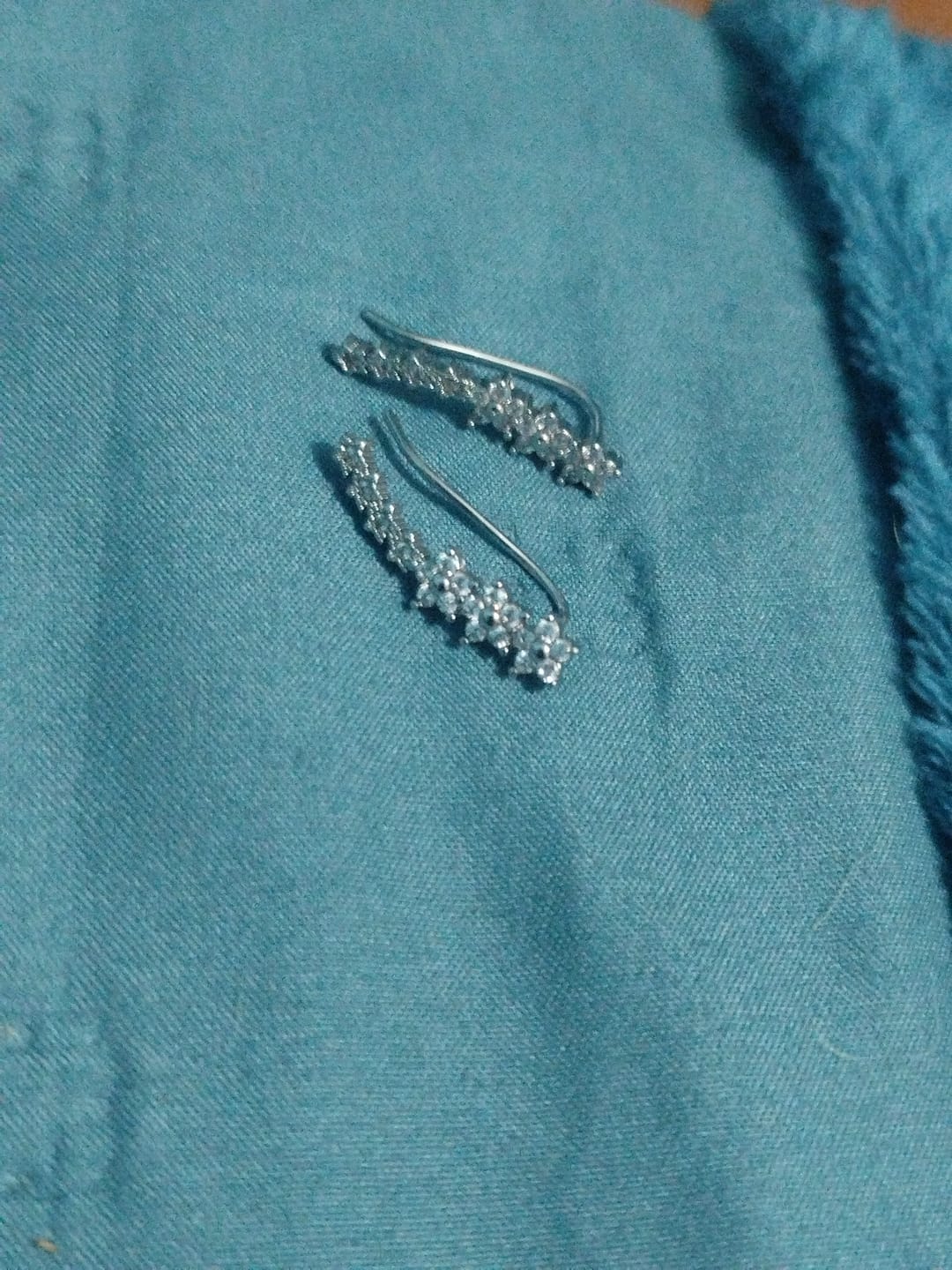 Customer photo review of Aretes Trepadores Florecitas de Cristal