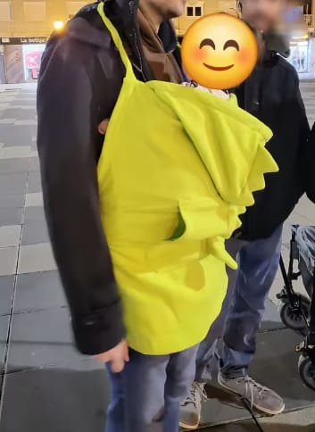 Customer photo review of DracoWrap™ | Manta-portabebés a prueba de viento con capucha de dinosaurio