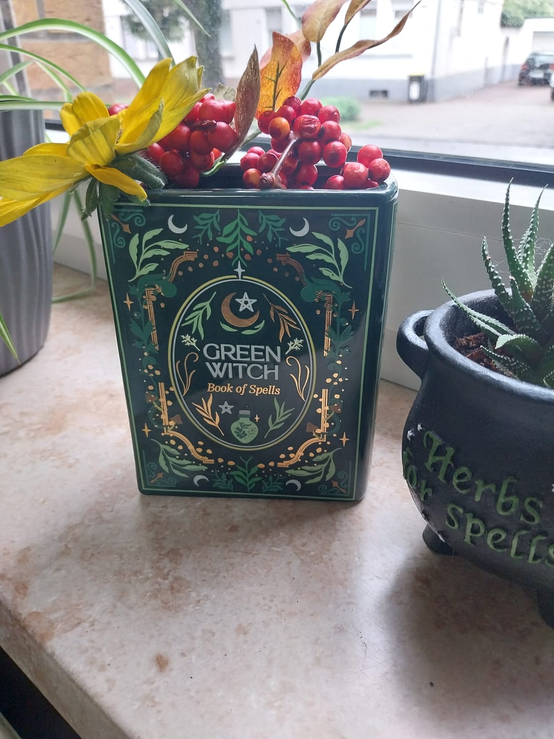 Customer photo review of Green Witch Buchvase – grüne Keramikvase im Grimoires-Design