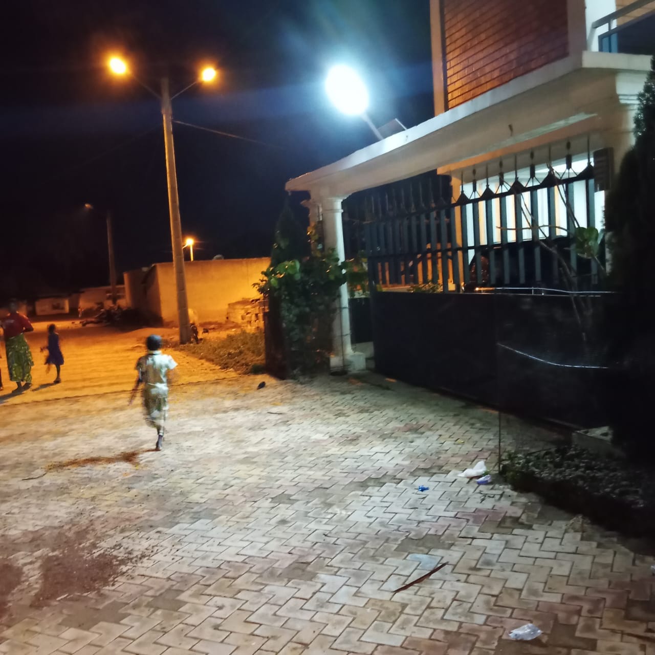 Customer photo review of Lampadaire solaire LED 12 000 W avec panneau et télécommande