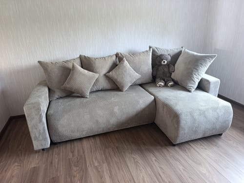 Reviewer's šviesus kampas POLO minkštas baldas su pagalvėlėmis ir pliušiniu žaislu svetainėje.
