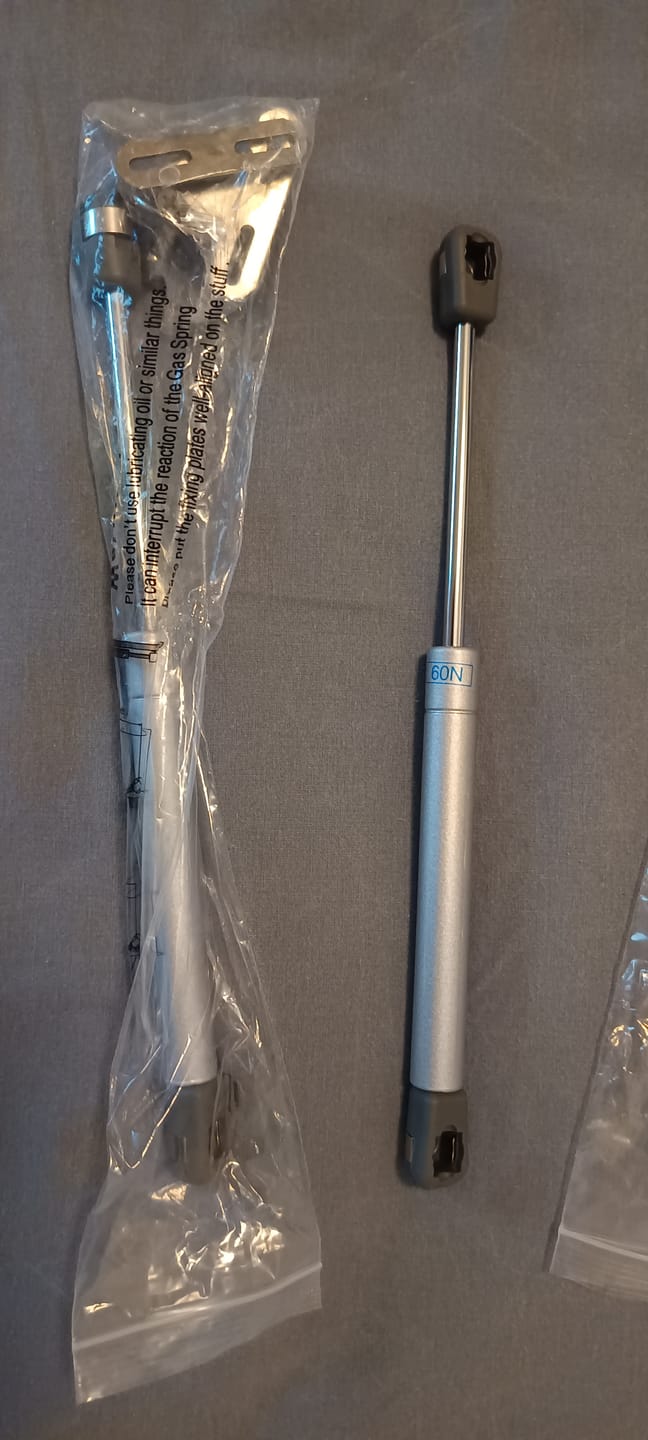 Customer photo review of Bisagra amortiguador 60N hidráulico de gas y compás abatible con pistón de bajada