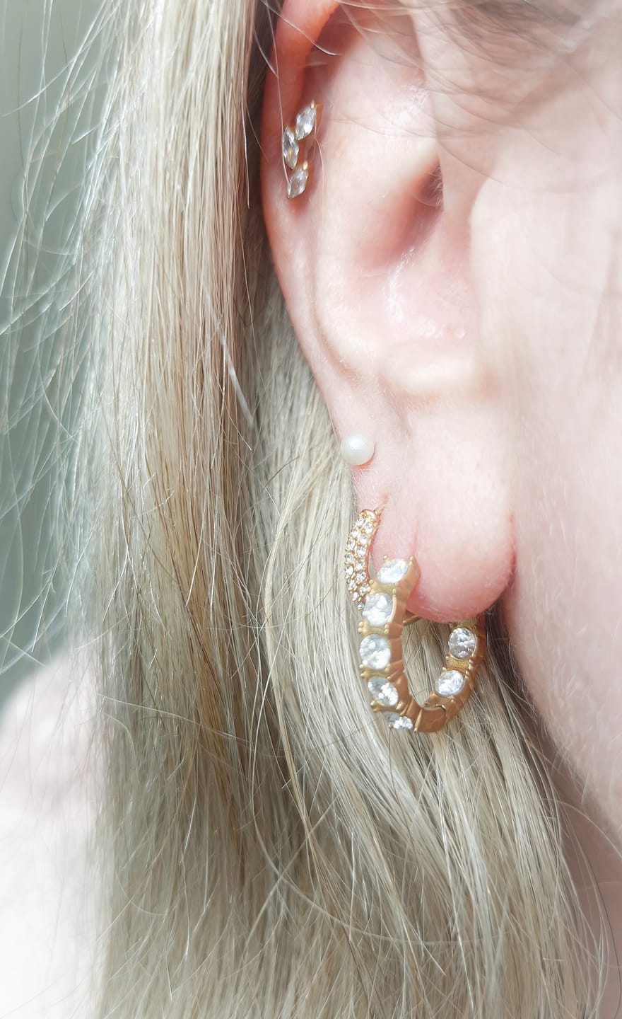 Customer photo review of Bold Pave Huggie Hoop Ohrringe - Small