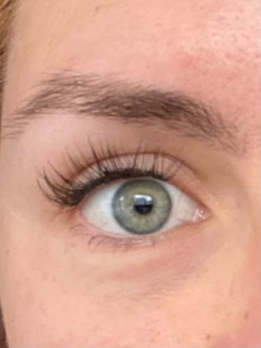 Kundin zeigt DIY Wimpernsegmente – Volume 2, die natürlich und dezent am Wimpernkranz angebracht sind
