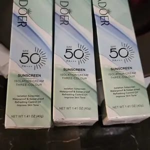 Customer photo review of Protezione Solare SPF 50+ Crema Viso Opacizzante Idratante
