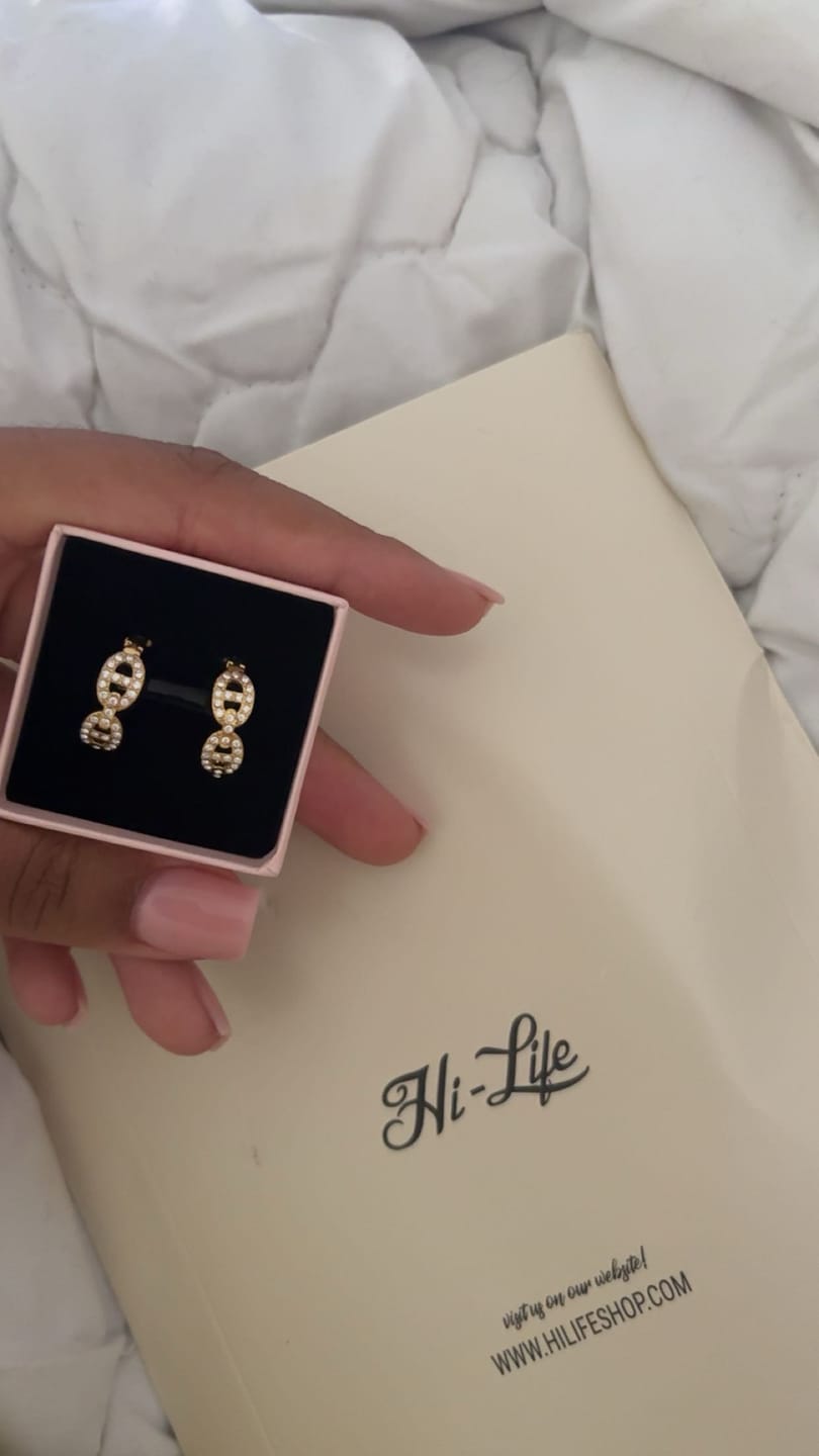 Customer photo review of Pave Flow Deluxe Huggie Ohrringe 14K Vergoldet