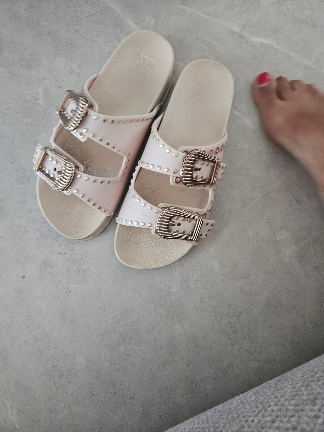 Customer photo review of כפכפי גומי עם ניטים לנשים Hold