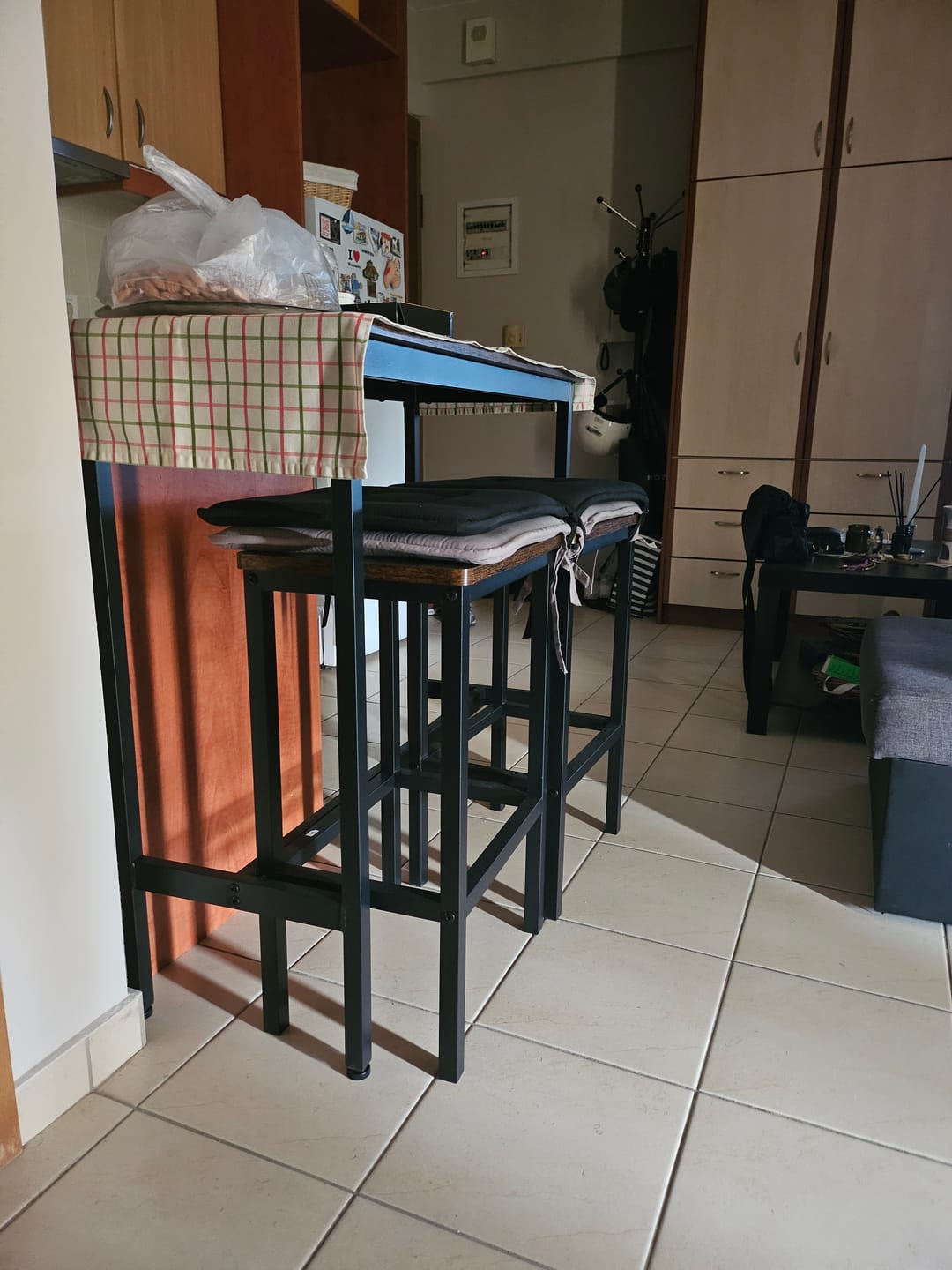 Customer photo review of Tραπέζι Μπαρ Κουζίνας Με 2 Σκαμπό Σετ Τραπεζαρία σαλόνι LB-T218B01