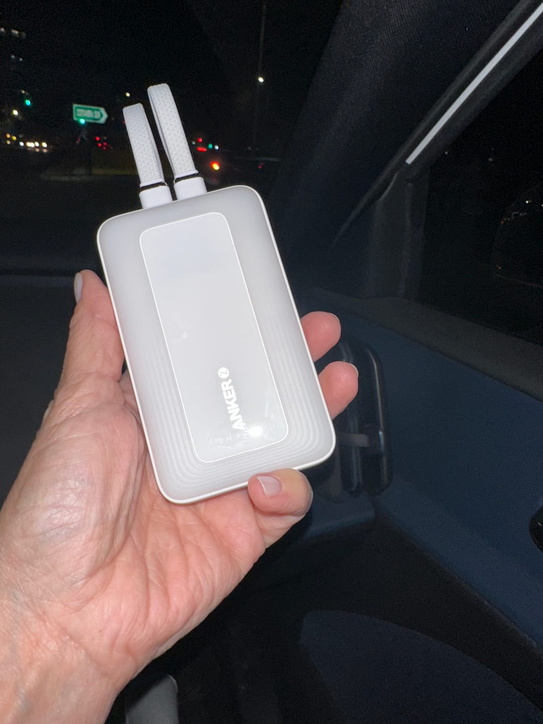 Customer photo review of Anker Zolo Power Bank 10 000 mAh (A1680) – Carga Rápida 30 W con Cables Integrados Blanco