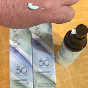 Customer photo review of Protezione Solare SPF 50+ Crema Viso Opacizzante Idratante