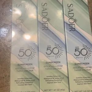 Customer photo review of Protezione Solare SPF 50+ Crema Viso Opacizzante Idratante