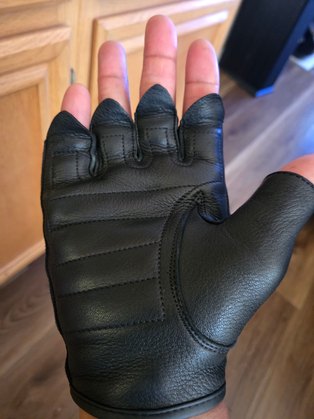 Customer photo review of Palming Men's fingerless leather gloves