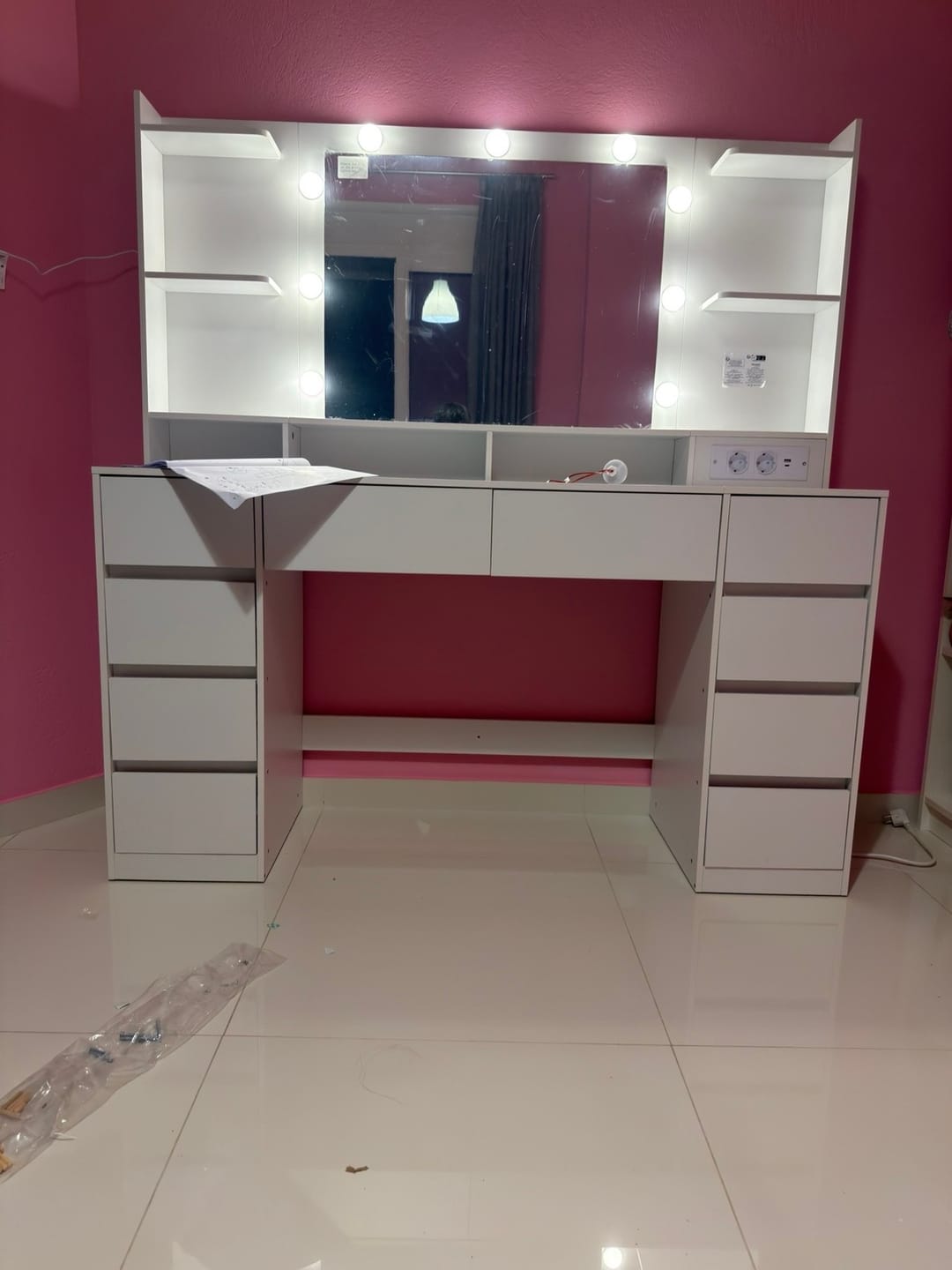 Customer photo review of Μεγάλο Τραπέζι Μπουντουαρ Μακιγιάζ Tουαλέτας με Καθρέφτη και φώτα LED Πολύπριζο 137 εκ Μήκος RD-T341WB01