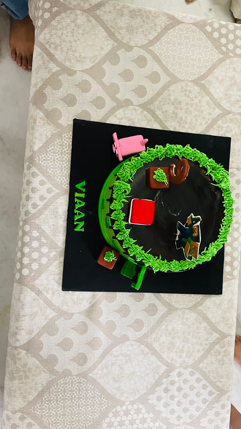 Customer photo review of Minecraft Drip Design Cake for Kids