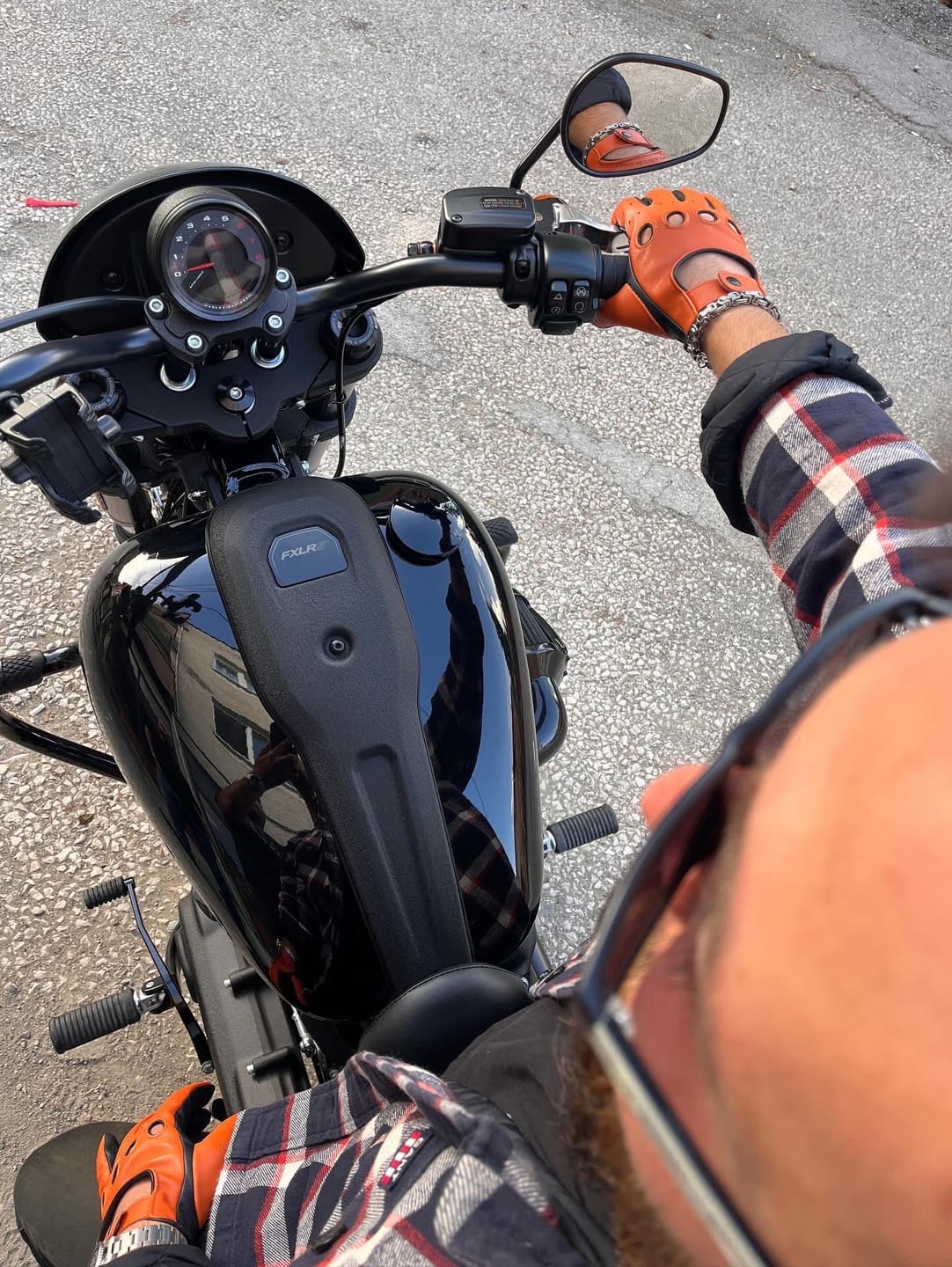Customer photo review of Motor Deri Eldiveni Siyah Turuncu