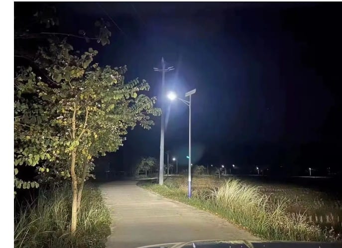 Customer photo review of Lampadaire solaire LED 12 000 W avec panneau et télécommande