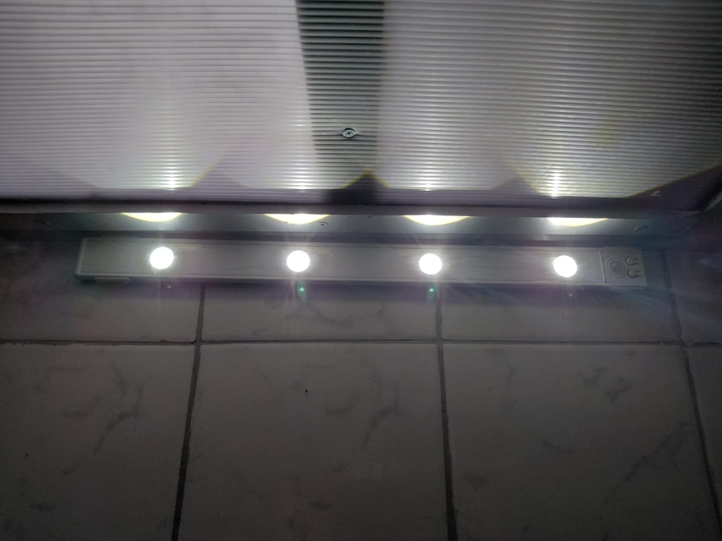 Customer photo review of Barra LED Recargable de 50 cm con Sensor de Movimiento y 3 Tonos de Luz
