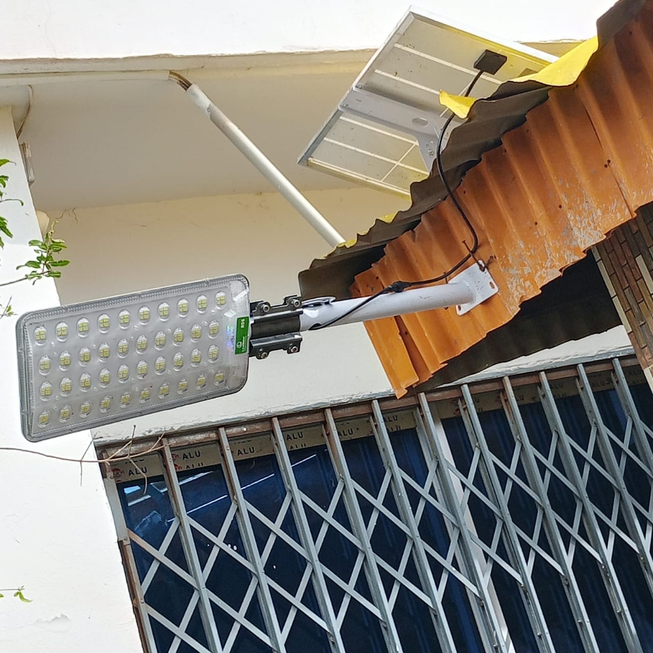 Customer photo review of Lampadaire solaire LED 12 000 W avec panneau et télécommande