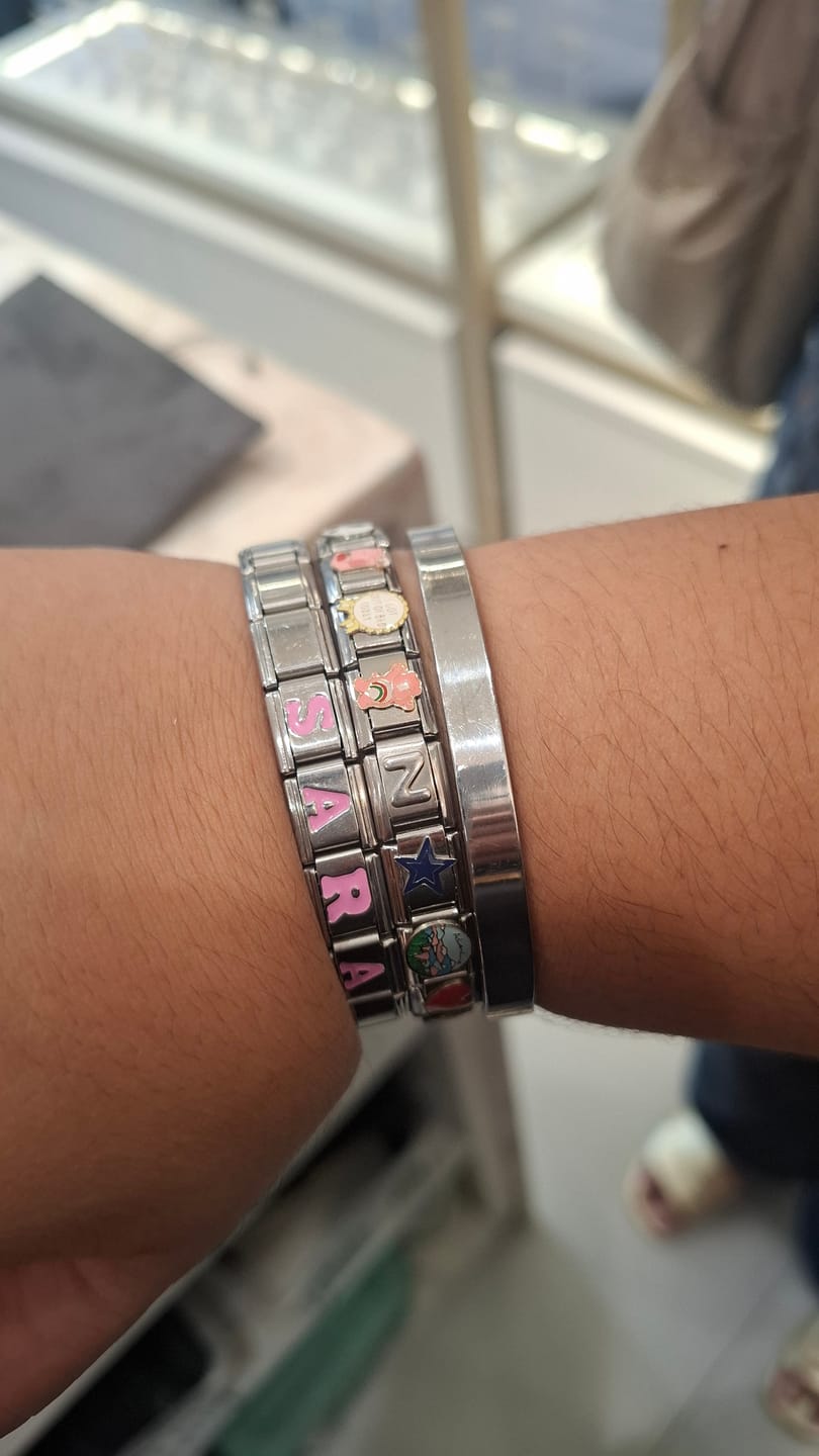 Customer photo review of Charm Inicial Rosa