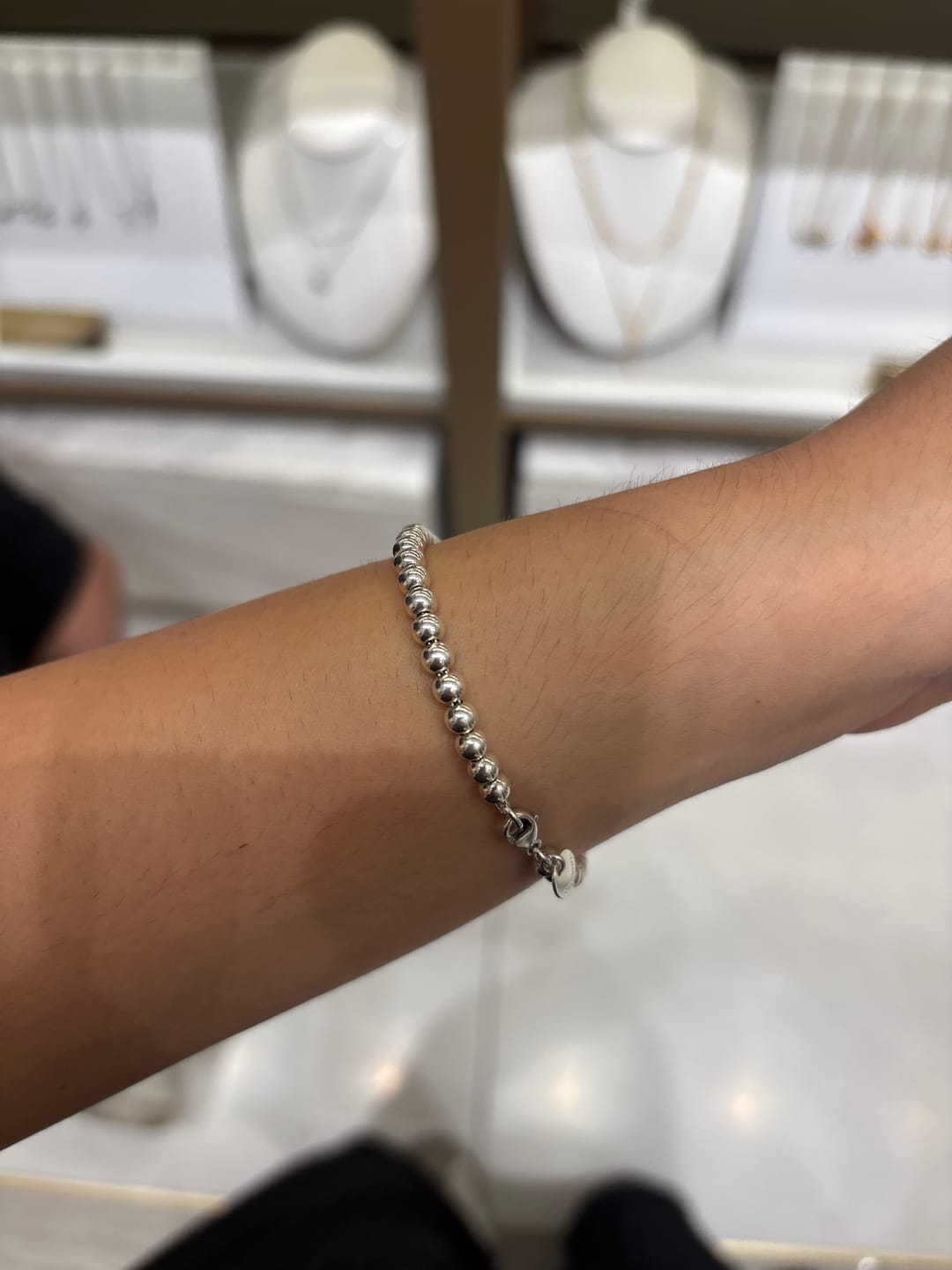 Customer photo review of Collar Plateado Inicial Mini Bubble Zirconias