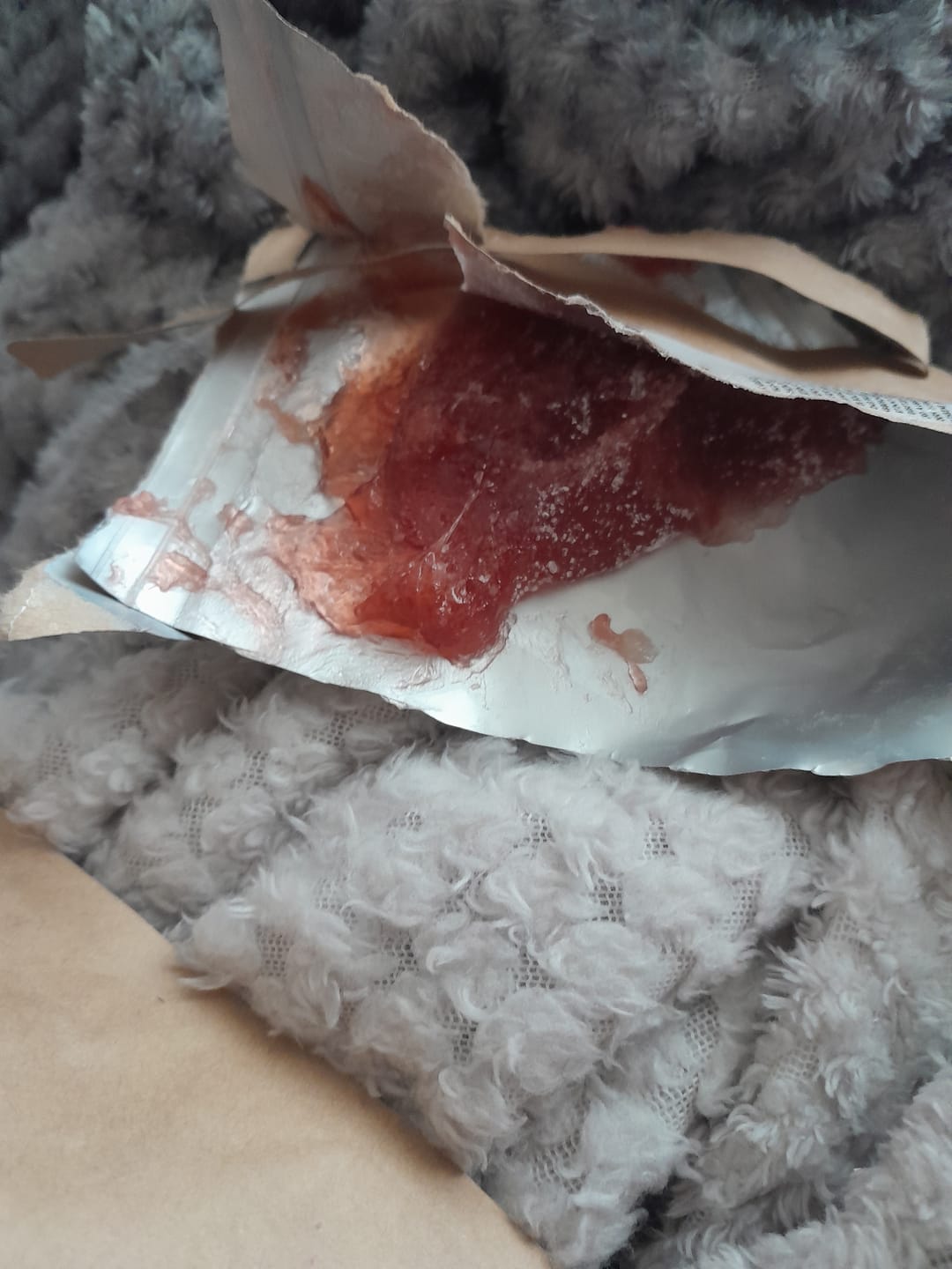 Opinión con foto de un cliente sobre las gominolas de THC con sabor a fresa