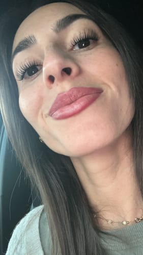 Reviewer's Ocean Eye Wimpern, die einen natürlichen, soften Cat-Eye-Look auf den Augen zeigen.