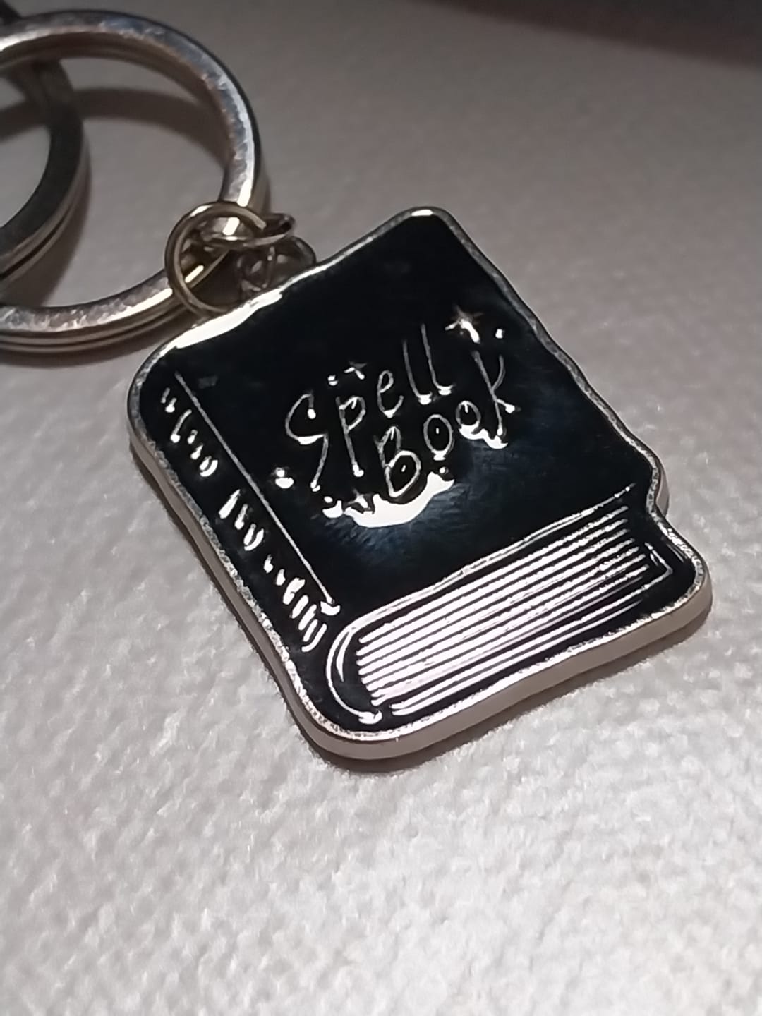 Customer photo review of Schwarzer Zauberbuch Schlüsselanhänger