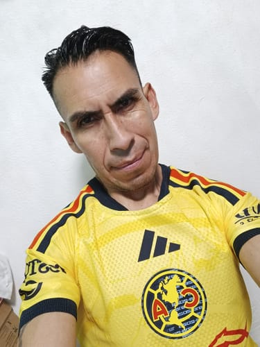 Customer's América Local 26/27 jersey, a yellow soccer shirt worn by a person.