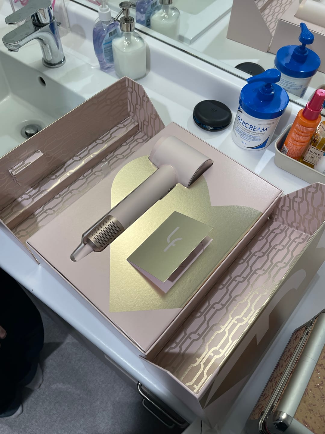 Customer photo review of Laifen Premium High-Speed Hair Dryer Love-Bound Box