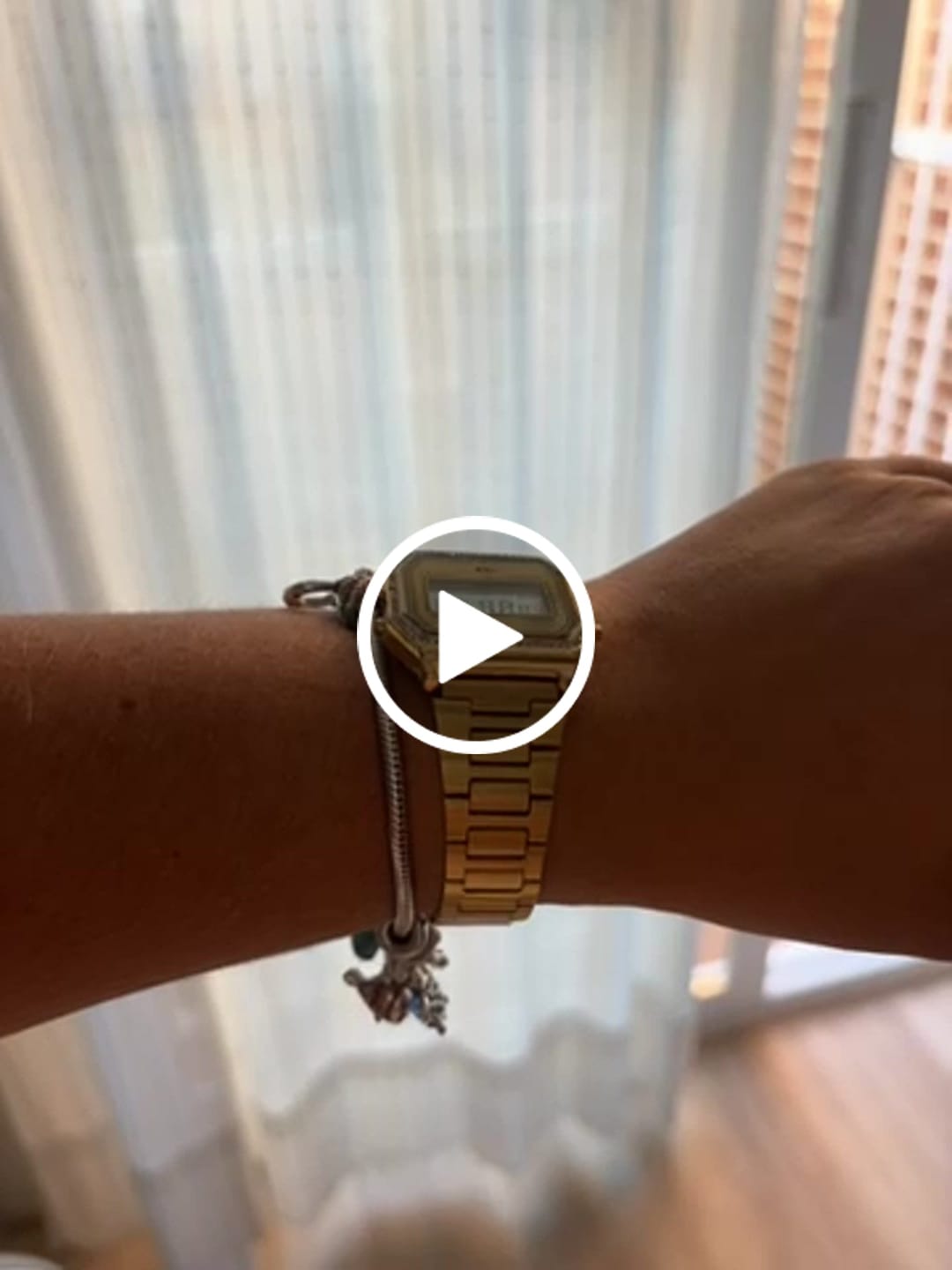 Customer video review of Reloj Digital Vintage Brillo ~ Oro