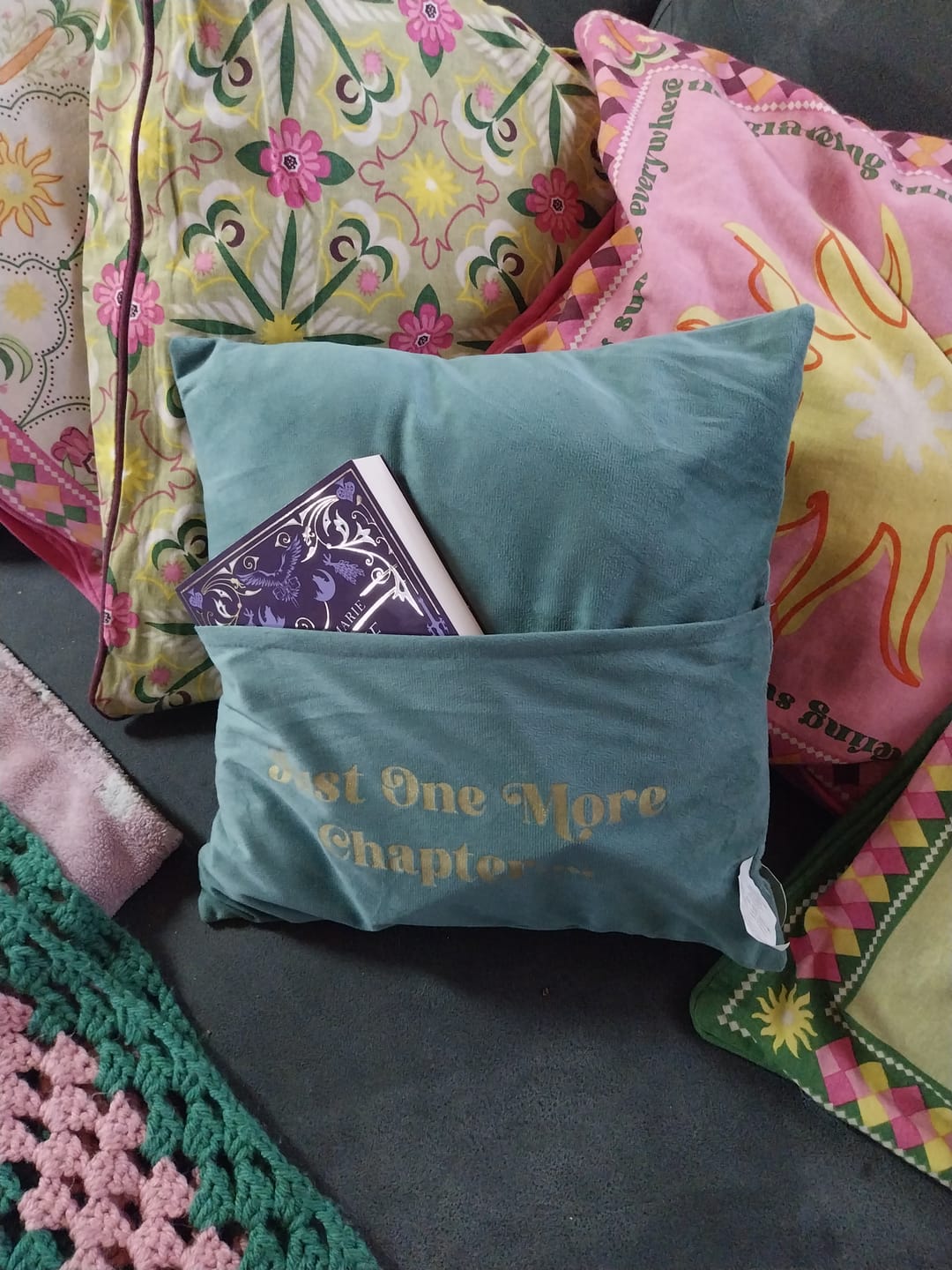 Customer photo review of Kissen mit Buchtasche – Just One More Chapter