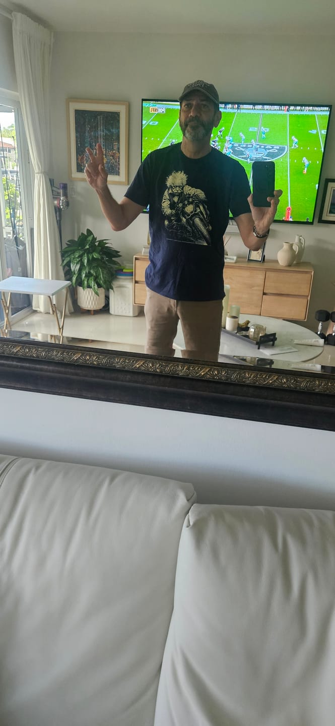 Customer photo review of Albert Cafe knee down T-Shirt US
