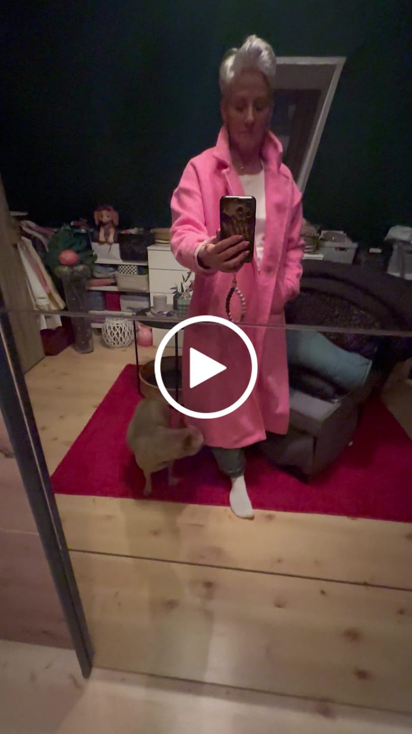 Customer video review of Oversize Mantel TRUST PINK mit seitlichen Taschen