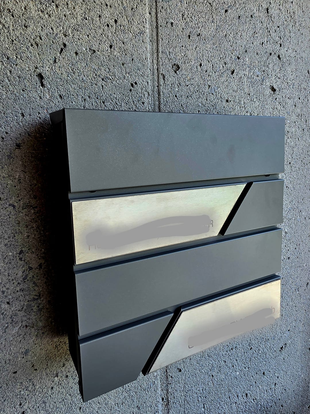 Customer photo review of AlbersDesign Briefkasten B1 in Graualuminium (RAL9007) personalisiert mit Edelstahl-Schildern