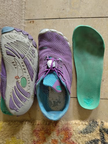 Reviewer's Free I Barfußschuhe in Violett, zeigt Sohle, Oberschuh und herausnehmbare Einlegesohle nach zwei Jahren Nutzung.