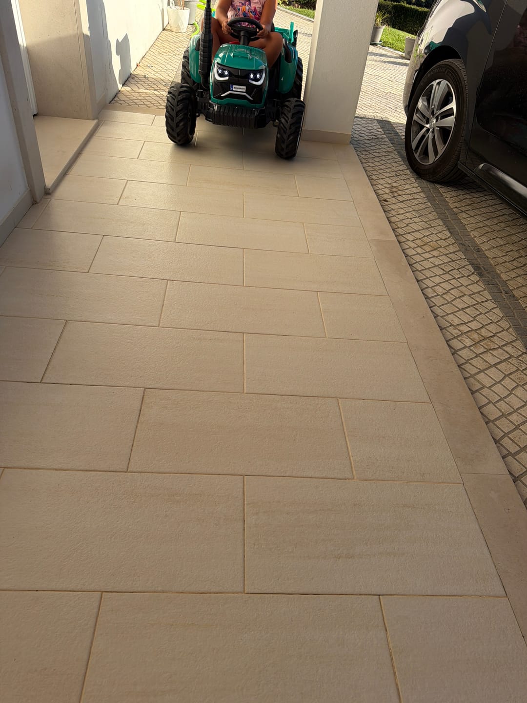 Customer photo review of Trator Elétrico para Criança GROW c/ Atrelado 24v Verde Escuro c/ RODAS DE BORRACHA