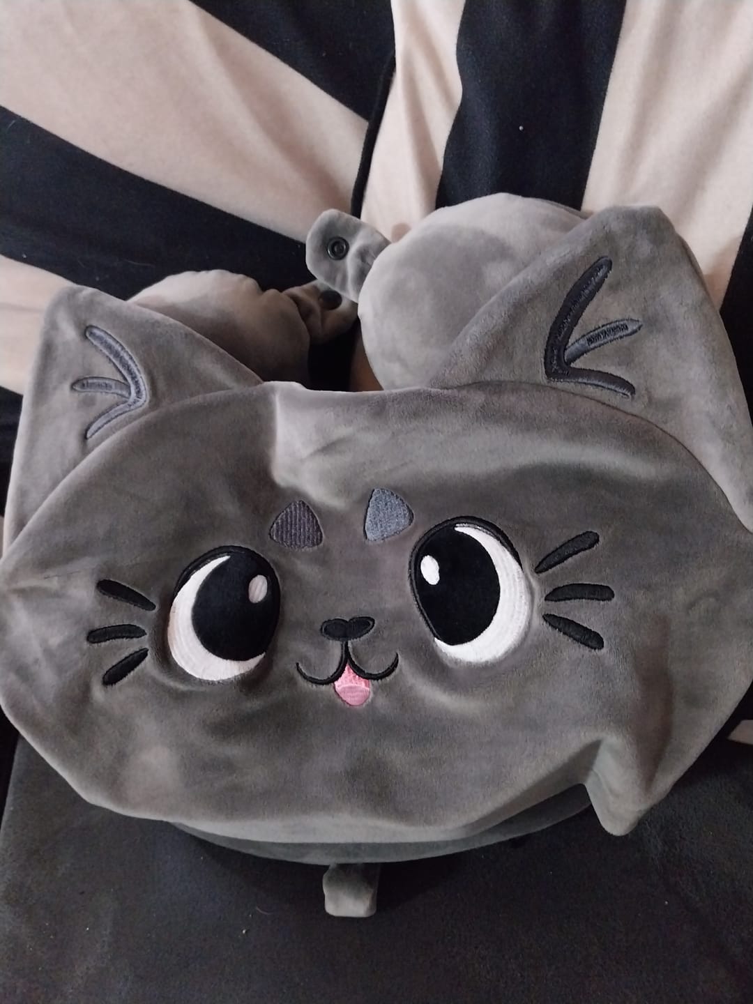 Customer photo review of Hexenkatze Reisekissen mit Kapuze – Magisches Nackenkissen