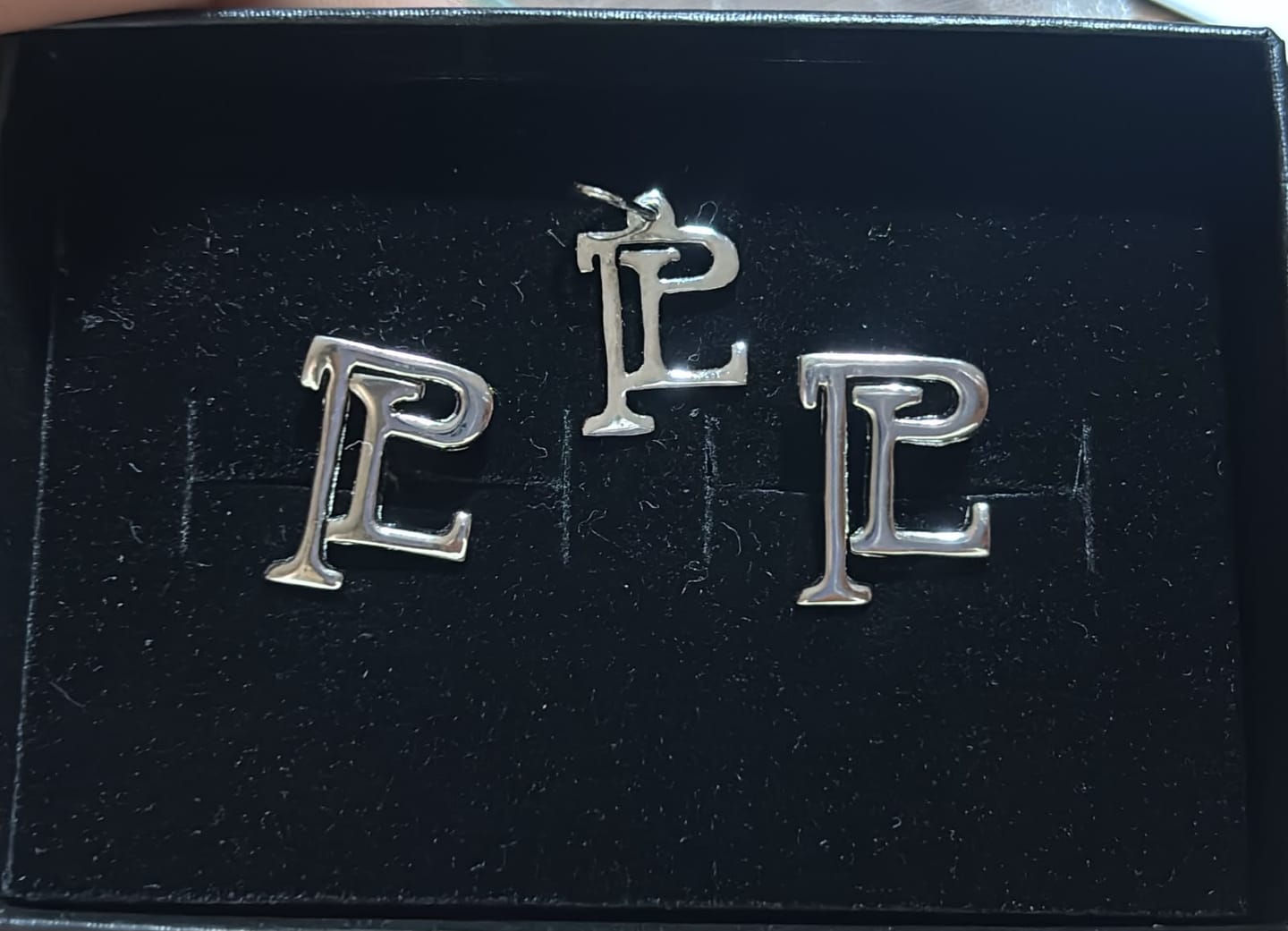 Customer photo review of Mancuernillas Personalizadas con Iniciales