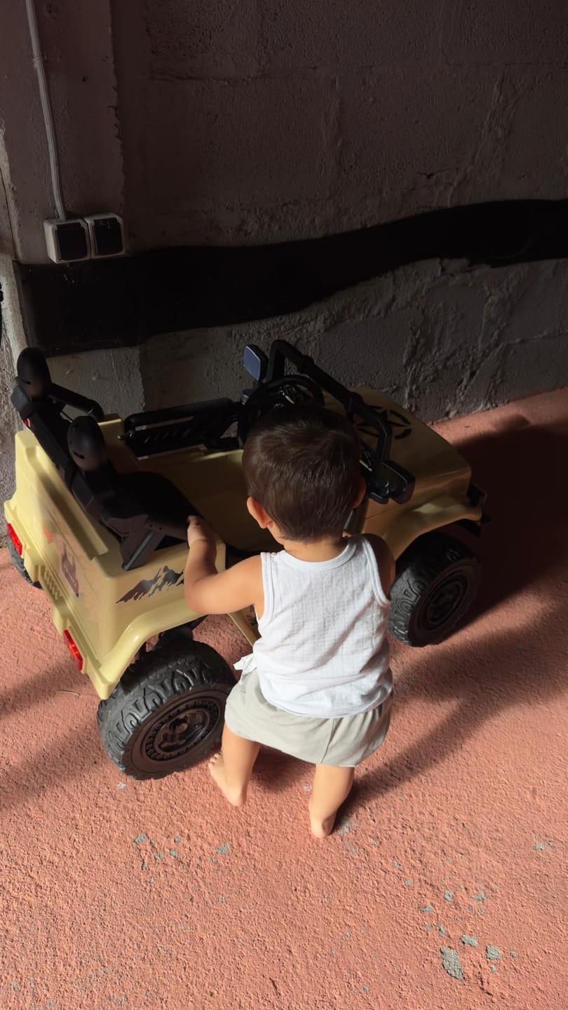 Customer photo review of Carro Elétrico para Criança TOYOTA FJ CRUISER 12v 4X4 Camel c/ RODAS DE BORRACHA & ASSENTO EM PELE