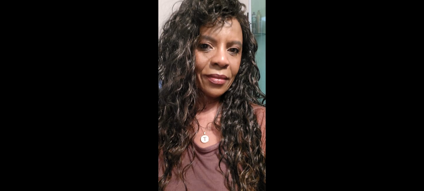 Customer photo review of Peruca Andira Castanho com Luzes Ondulada