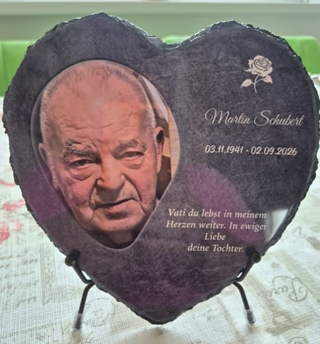 Kunden-Prio+ herzförmige Schiefertafel mit Porträtfoto, eingraviertem Namen und Widmung auf einem kleinen Ständer.