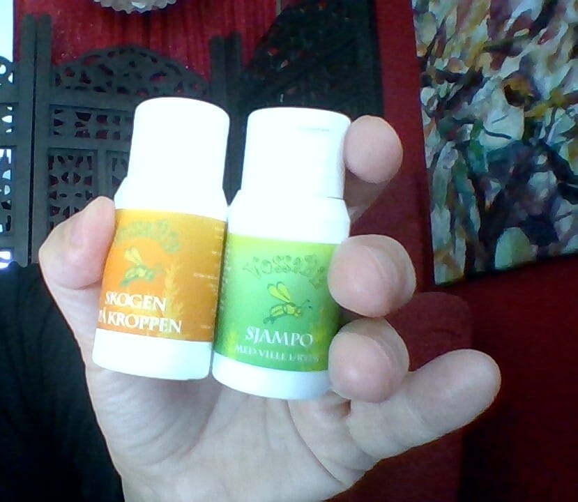 Reseña fotográfica de un cliente sobre el set de viaje (champú herbal y jabón de bosque de 25 ml).