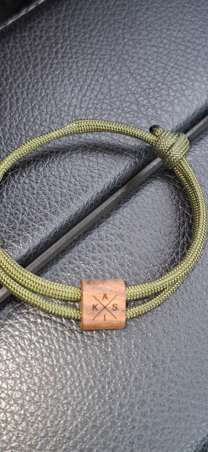 Customer photo review of Holz Gravur Armband HUA MUA
