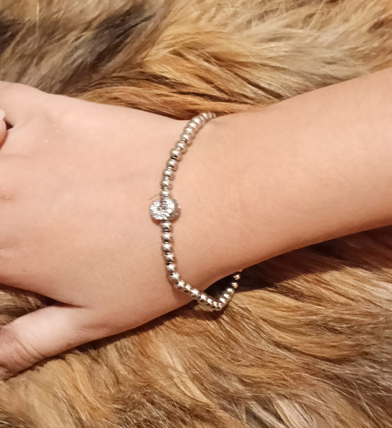 Customer photo review of Pulsera Plateada Con Inicial Mini Bubble Zirconia