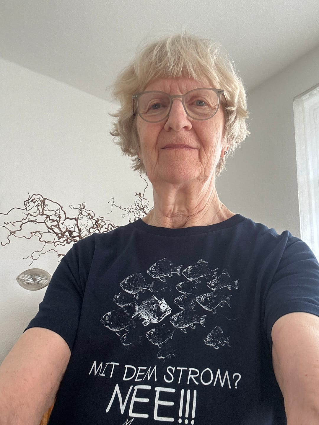 Customer photo review of Mit dem Strom? Nee! Fisch · Damen Premium Bio T-Shirt 2.0