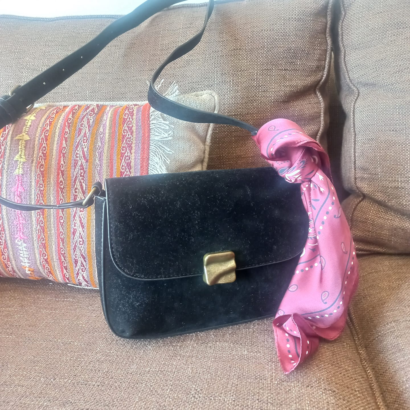 Customer photo review of Cartera Bandolera Fake Suede Woman